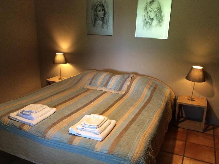 Location de vacances pour 3 personnes, avec piscine ainsi que vue et jardin à Verquières - 3