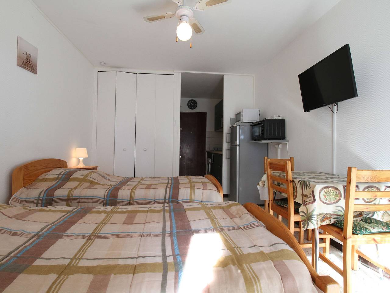 Entire studio, Cozy Studio in Balaruc-les-Bains with Loggia, 2 Beds, and Full Amenities in Balaruc-les-Bains, Mediterranean Coast (France)