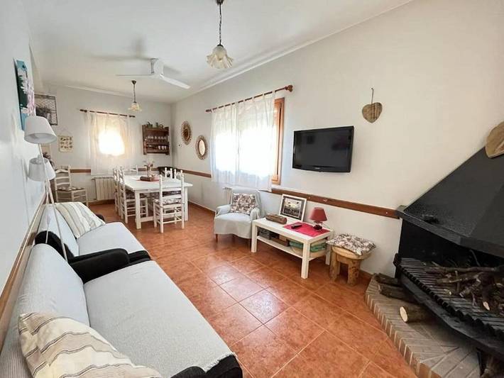 Location de vacances pour 9 personnes, avec terrasse ainsi que jardin et piscine à Montseny - 3