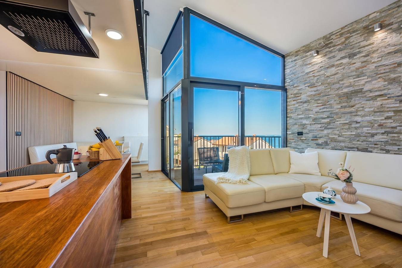 Azure Adriatic Residence w/ Sea-View Balcony in Koper, Slowenische Riviera