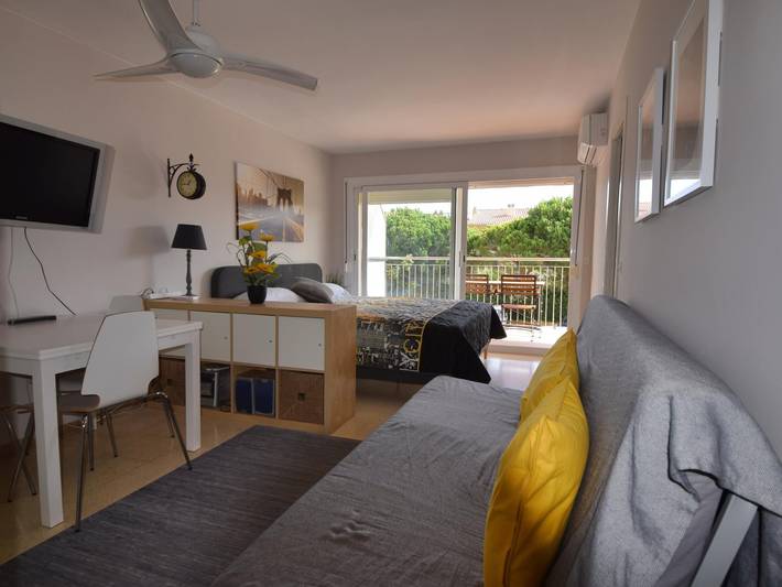 Ferienwohnung für 4 Personen, mit Meerblick und Terrasse sowie Pool
