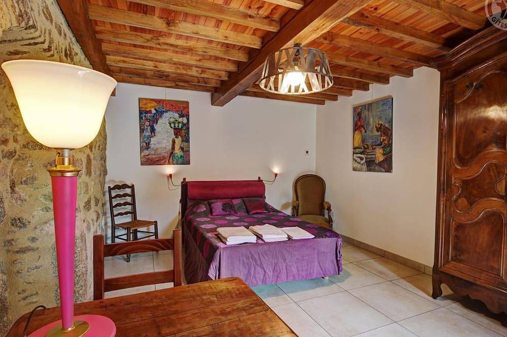 Gîte La Liesse avec 4 chambres, cheminée, jardin et animaux acceptés in La Valla-sur-Rochefort, Montbrison