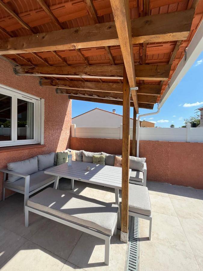 Location de vacances pour 8 personnes, avec jardin et terrasse ainsi que vue et piscine à Brouilla - 3