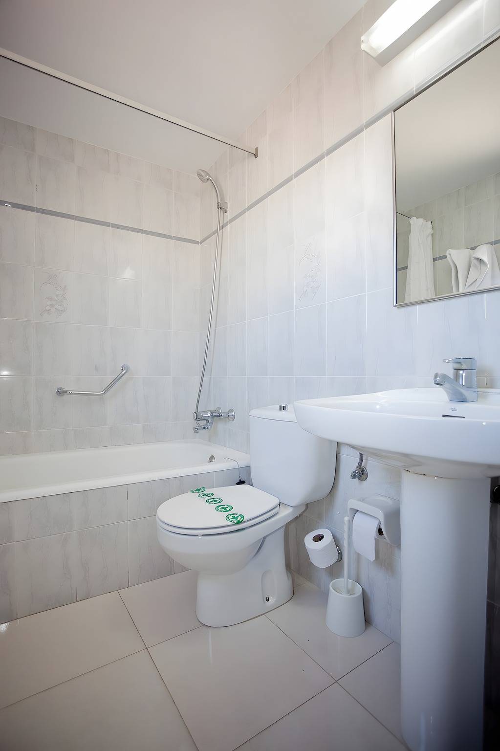 Chambre « Habitación Doble-Cama de Matrimonio » avec piscine, terrasse partagées et Wi-Fi in Llançà, Haut-Ampurdan