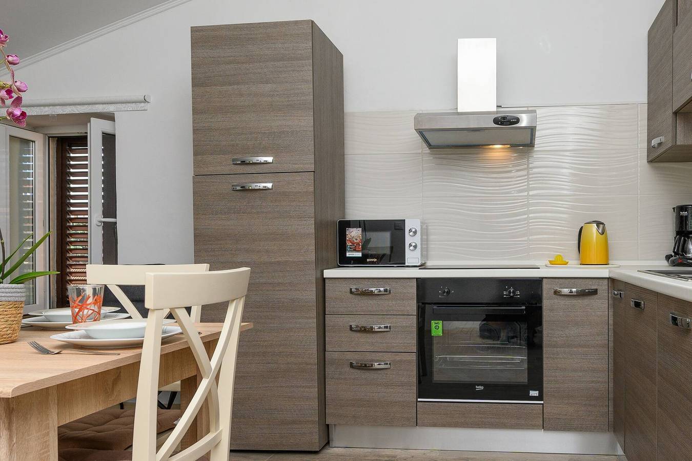 Appartamento intero, L'appartamento Aleks si trova a Lussinpiccolo, al primo piano. L'appartamento e composto da una camera con letto matrimoniale, una cucina, un soggiorno, una sala da pranzo e un bagno con doccia. Una terrazza e un barbecue sono a disposizione degli ospiti. E previsto un parcheggio. in Lussinpiccolo, Lussino