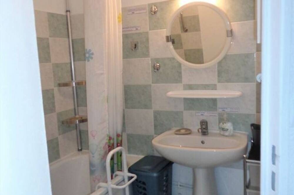 Ganze Wohnung, Anasa - Charming bright T2, terrace and comfort for 2 to 3 people in Digne-les-Bains, Alpes-de-Haute-Provence
