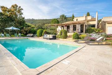 Gîte pour 9 personnes, avec jardin à La Môle