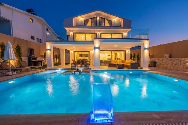 Luxury 4-Bed Villa with private pool and Jacuzzi in Fethiye, Türkische Ägäis