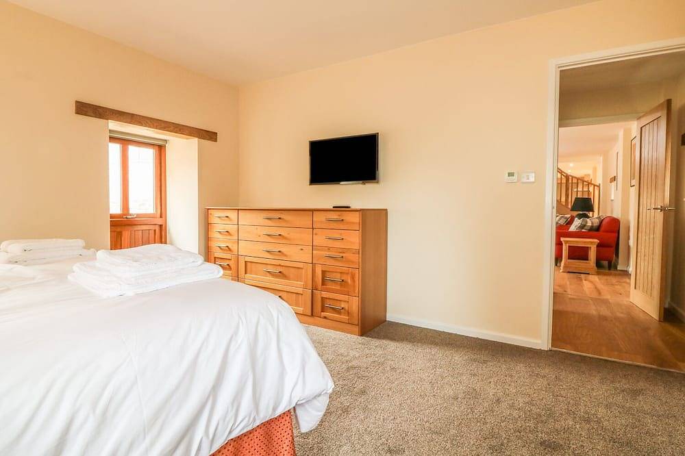 Swifts Barn, pet friendly, character holiday cottage in Brixham in Stoke Gabriel, Devon