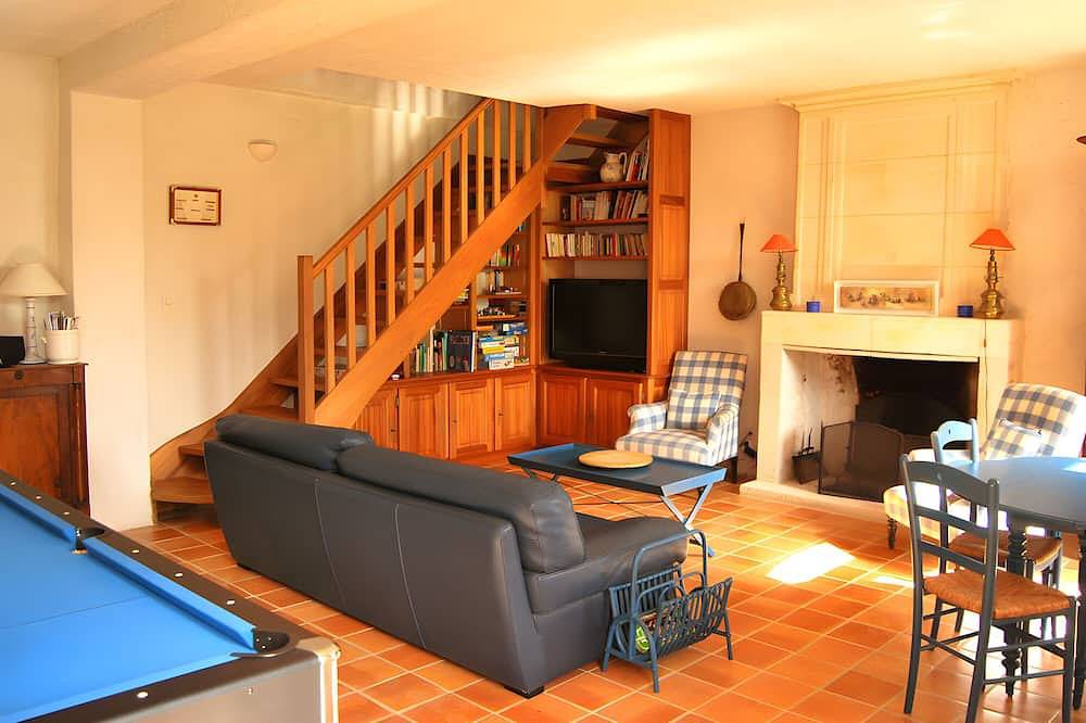 Guest Room “Chambre Geluck” with Shared Pool, Communal Terrace and Wi-Fi in Chenac-Saint-Seurin-d'Uzet, Saintes region