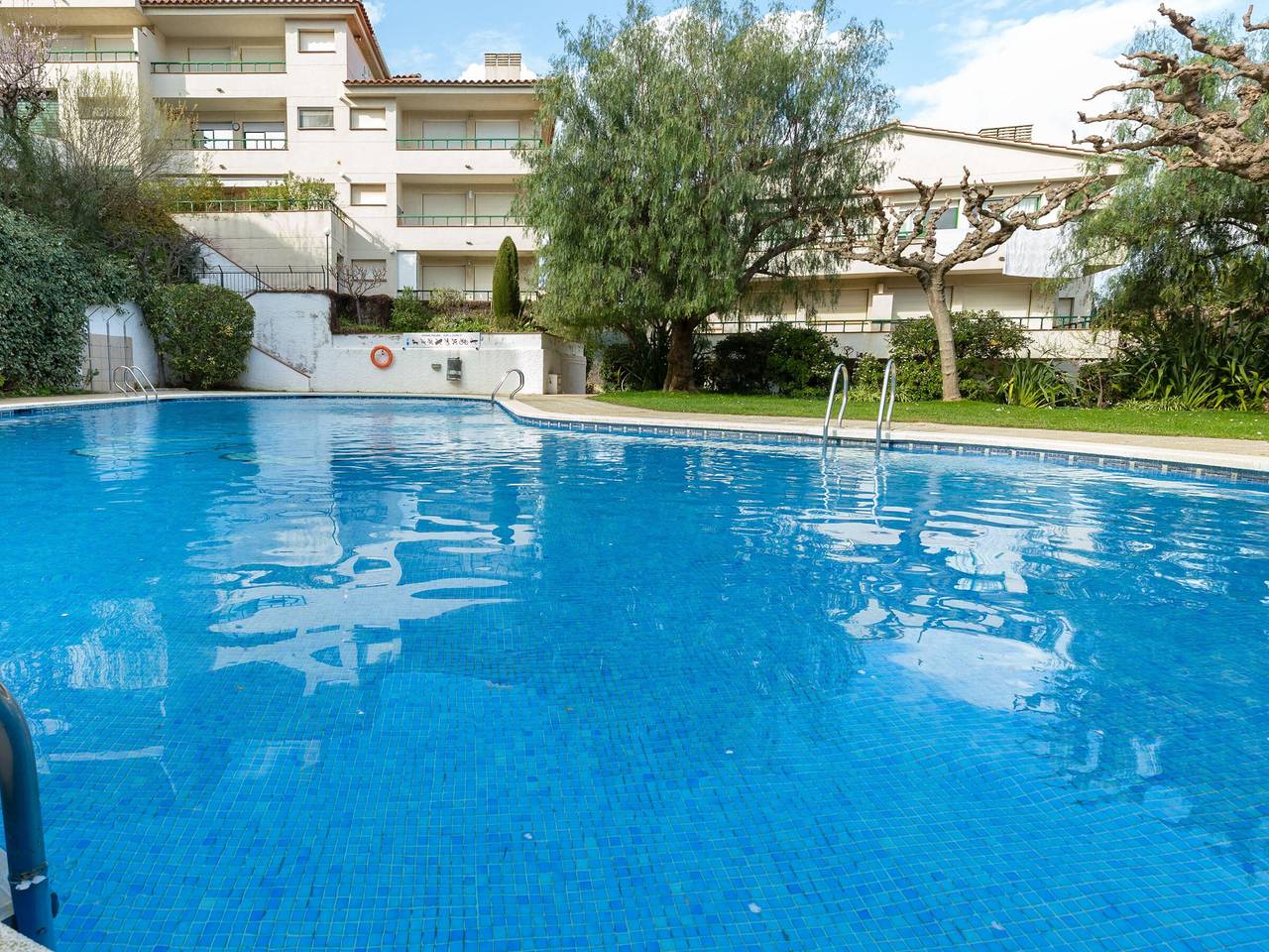 Apartamento entero, Apartamento luminoso con jardín, piscina comunitaria y cerca de la playa en Llançà. in Llansá, Alt Empordà