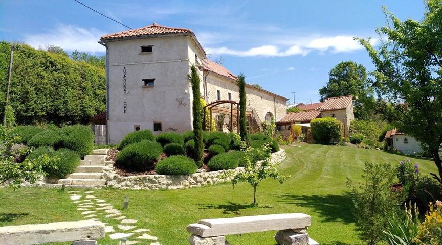 Location de vacances pour 4 personnes, avec sauna ainsi que vue et jardin à Chaptuzat