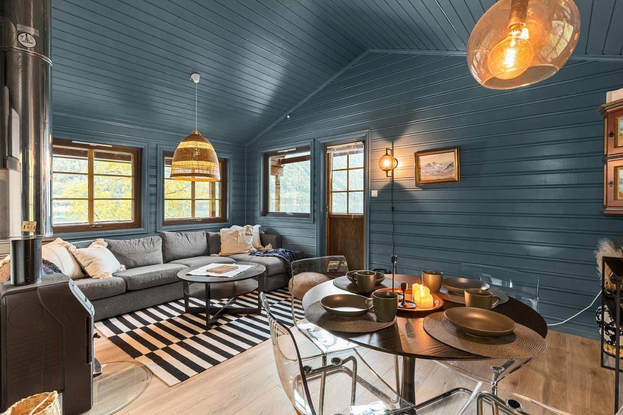 Cabin alongside the beautiful fjærlandsfjord in Sogndal