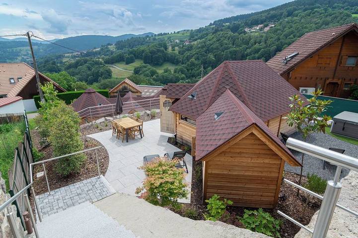 Ferienhaus für 4 Personen, mit Whirlpool und Terrasse sowie Garten