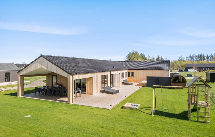 Ferienhaus für 18 Personen, mit Terrasse und Sauna sowie Pool und Garten, mit Haustier in Øster Hurup