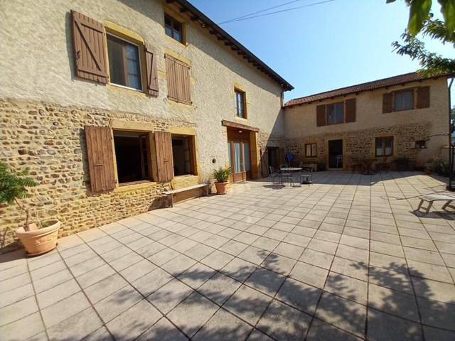 Gîte pour 15 personnes, avec jardin ainsi que vue et piscine dans Saint-Hilaire-sous-Charlieu