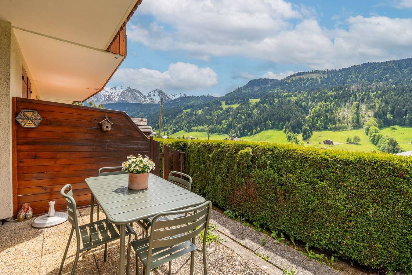 Appartement de vacances entier, Carlina : Terrasse ensoleillée avec vue imprenable in Le Grand-Bornand, Région d'Annecy