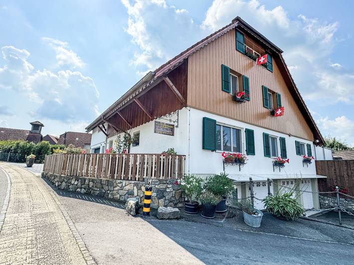 Vacation rental for 2 people, with view and yard, with pets in Switzerland