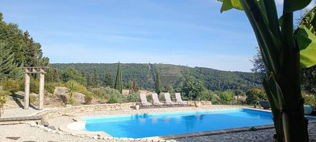 Villa pour 8 personnes, avec piscine ainsi que jardin et vue