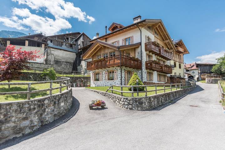 Entire apartment, Rural Apartment "Maso Margherita - Spleuza" with Garden and Wi-Fi in Almazzago, Commezzadura