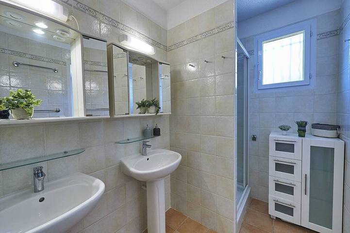 Location de vacances pour 6 personnes, avec jardin et piscine à Nans-les-Pins - 4