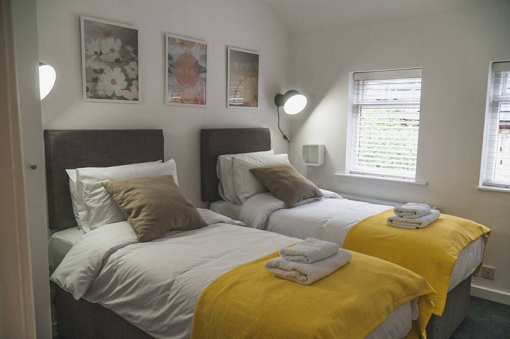 Entire apartment, A Town House in the hub of Marple Bridge in Stockport, Greater Manchester