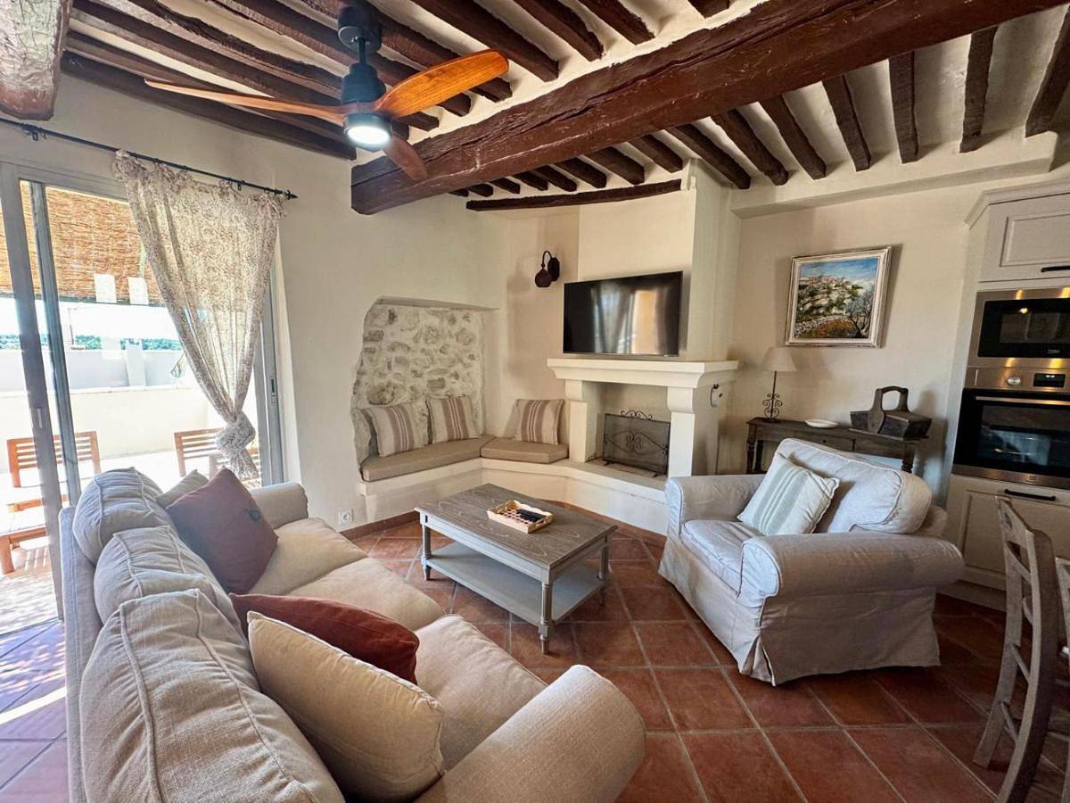 Appartement entier, Charming house in the village center of Venasque in Venasque, Parc naturel régional du Mont-Ventoux