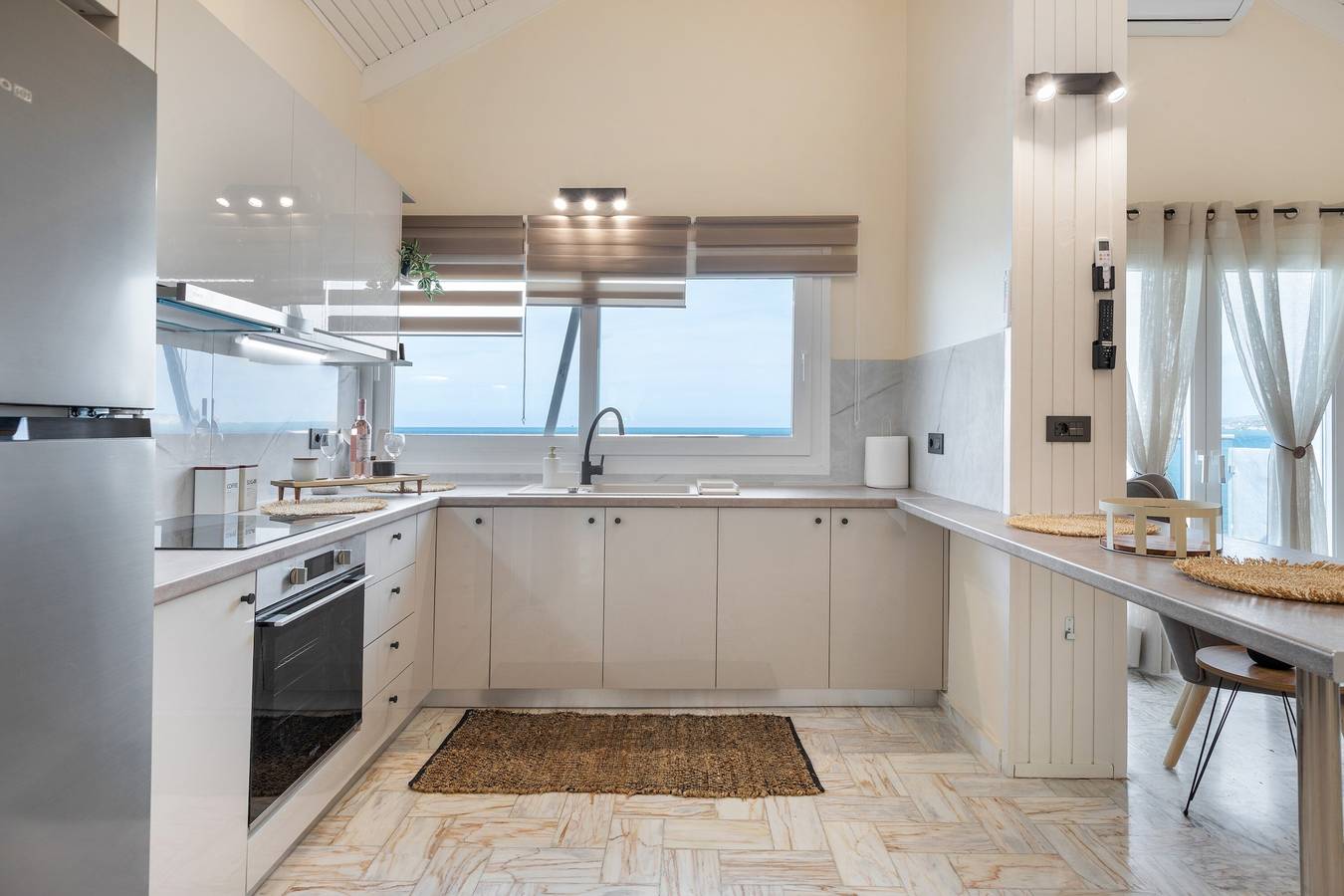 Ganze Wohnung, Marioluxury Seafront Penthouse mit Jacuzzi in Kalyves, Chania und Umgebung