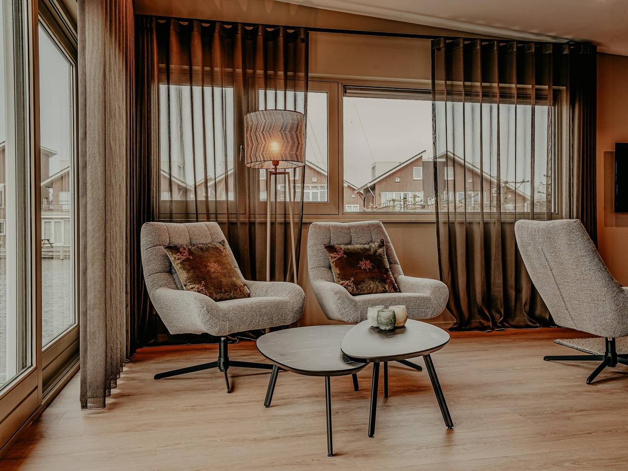 Zentrales Hausboot in der Nähe von See und Strand in Uitgeest, Noord-Holland - Nordseeküste