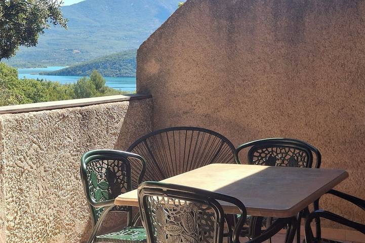 Ganze Wohnung, Comfortable apartment with large terrace and lake view in Sainte-Croix-du-Verdon, Verdonschlucht