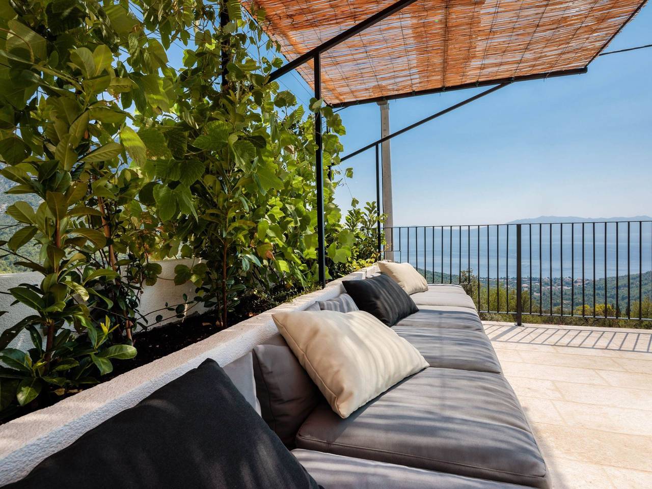 "Villa Mara" mit Terrasse in Zaostrog, Makarska Riviera