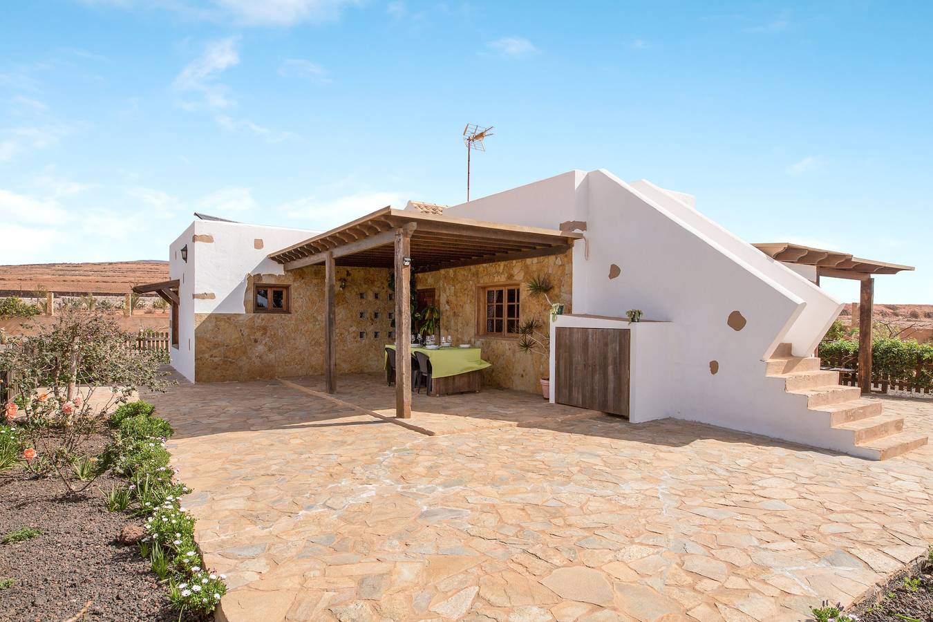 Casa rural ecológica "Laura" con terraza, vistas a la montaña y Wi-Fi in Puerto del Rosario, Fuerteventura