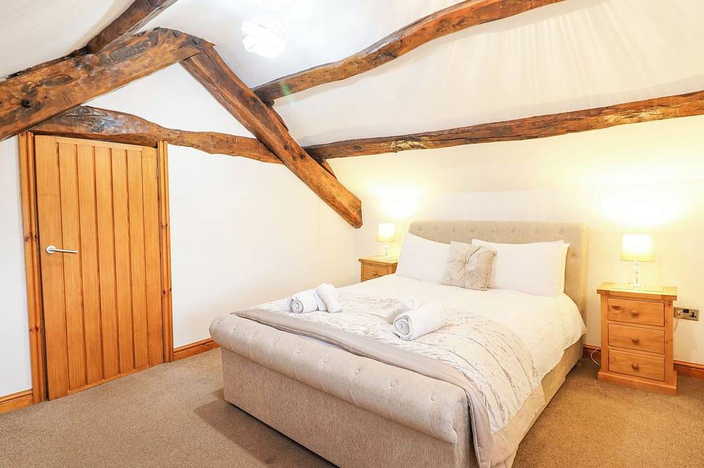 Isallt, pet friendly, character holiday cottage in Llanfair in Snowdonia