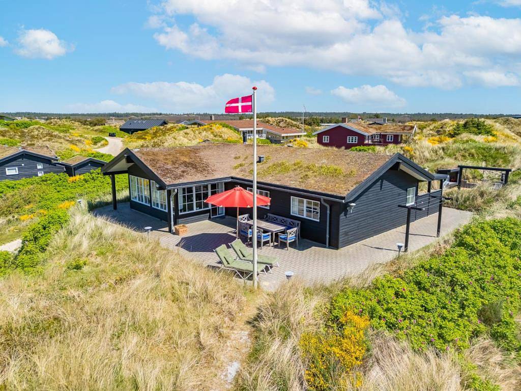 Ferienhaus auf einer Dünenspitze und nur wenige hundert Meter von der Nordsee entfernt. in Henne, Varde