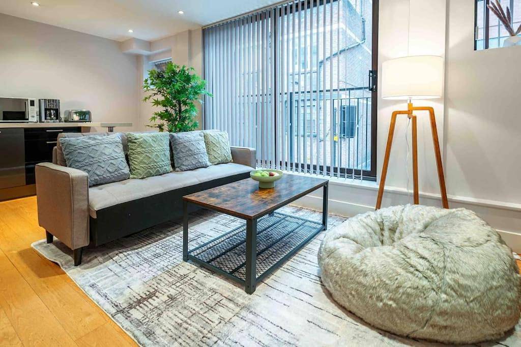 Three-Bedroom Villa in Camden, London