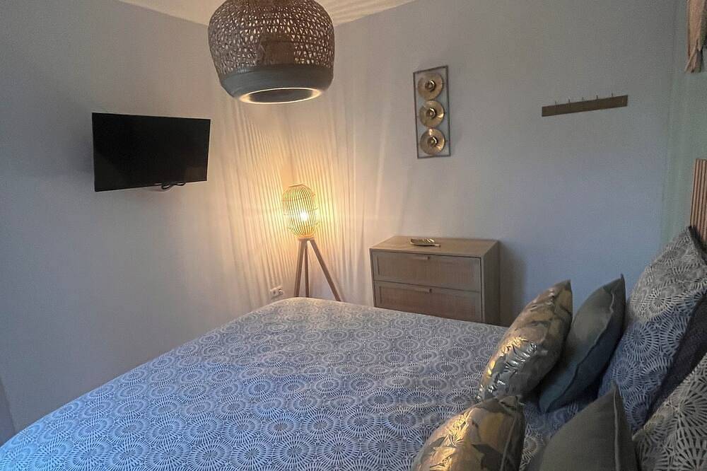 Entire apartment, \"Le meublé\". apartment with unlimited jacuzzi near Mont-Saint-Michel in Avranches, Mont-Saint-Michel Bay