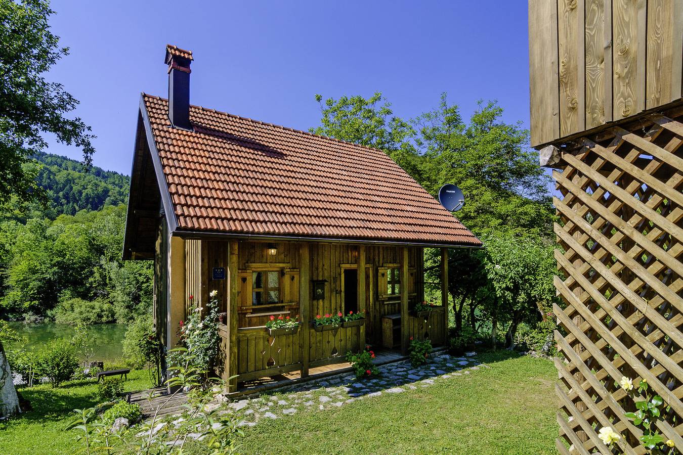 Charming holiday home with 2 bedrooms in an idyllic location, garden with barbecue pavilion, only 20 m from the beach on the river Kupa in Delnice, Primorje-Gorski Kotar