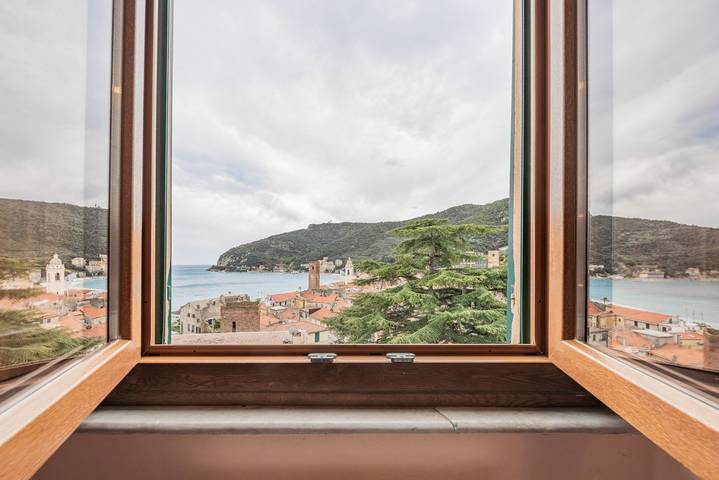 [Historische Schlossvilla 1] Meerblick & Parkplatz in Bagni Hilton, Noli