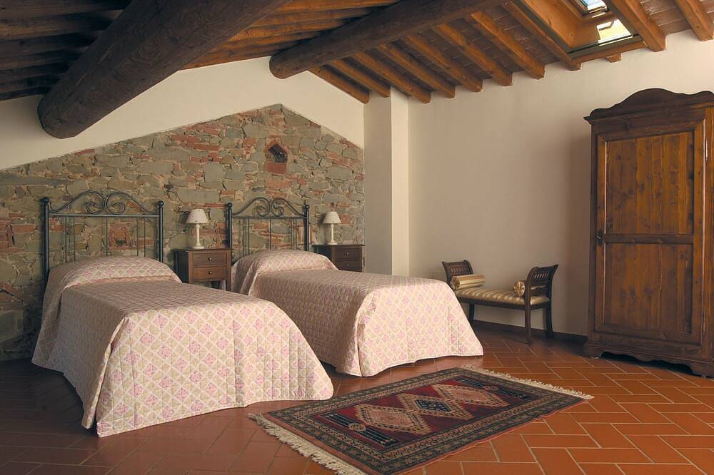 Medieval stone villa 17 bedrooms with pool in Vinci -Florence tophill position in Vinci, Firenze province