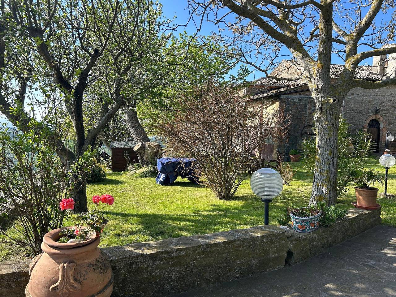 Santa Maria del Monte farmhouse in Poggio San Marcello, Provincia de Ancona