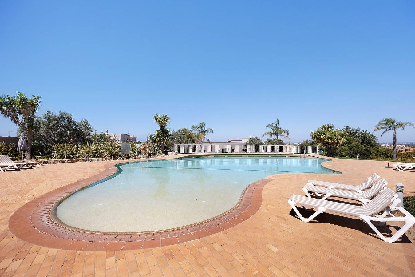 Entire apartment, Pestana Gramacho Residence Studio with Mountain View, Pool & Wi-Fi in Estômbar, Estômbar e Parchal