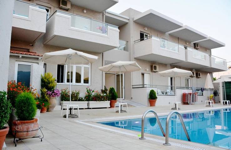 Hôtel pour 6 personnes, avec jardin et bassin pour enfant ainsi que piscine et vue