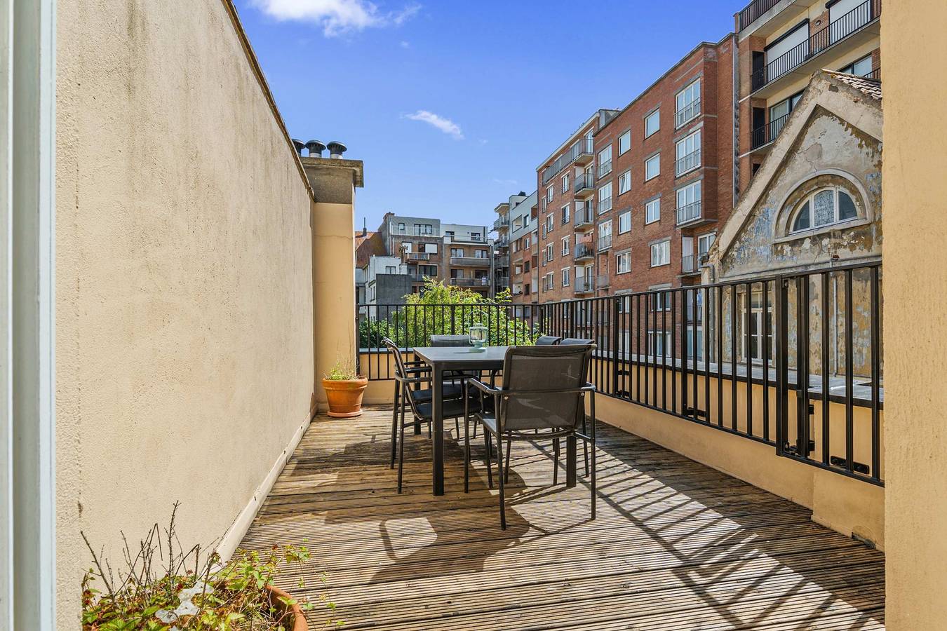 Grand Ostend townhouse with sauna near the sea in Oostende stadt, Oostende