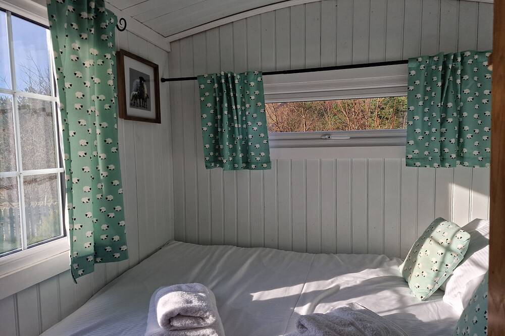 Stunning Shepherds Hut with hot tub in secluded location overlooking mountains in Glenshee, Perthshire