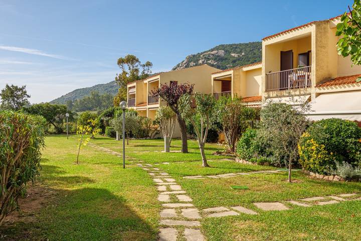 Appartamento per 3 persone, con Balcone e Giardino a Arzachena