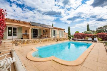 Gîte pour 6 personnes, avec terrasse ainsi que jardin et piscine, animaux acceptés à Le Thoronet