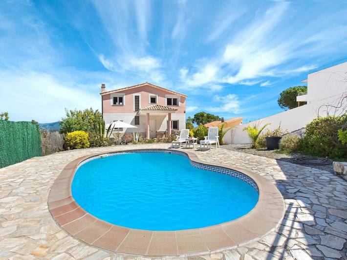 Villa für 10 Personen, mit Terrasse und Garten sowie Pool und Whirlpool, kinderfreundlich in Lloret de Mar