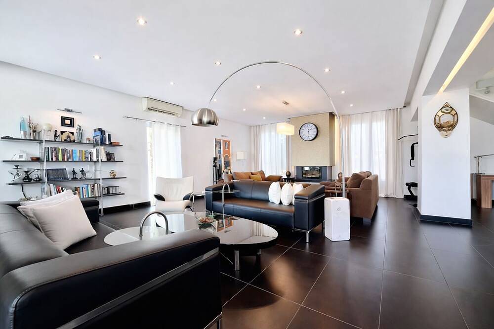 Moderne Villa mit großem Pool, in ländlichem touristischen Ort mit Seen umgeben gebaut in Estoi, Faro