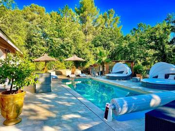 Chambre d’hôte pour 2 personnes, avec piscine ainsi que jardin et vue à Flayosc