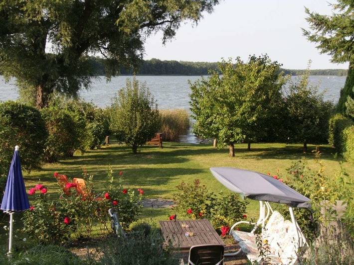 Ferienhaus für 8 Personen, mit Terrasse und Whirlpool sowie Garten und Pool in Priepert